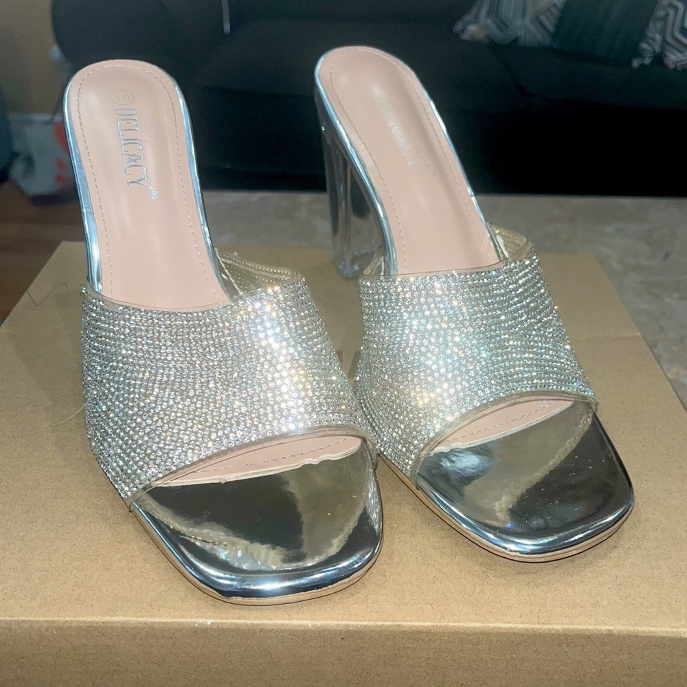 Delicacy Transparent Sparkle Pump